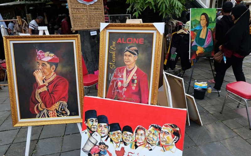 Pengunjung mengamati kerajinan seni pada pameran Usaha mikro kecil menengah (UMKM) bertajuk Solo Art Market (SAM) dikawasan pedestrian Ngarsopuro, Solo, Jawa Tengah, Minggu (26/6/2022). Pameran tersebut diharapkan sebagai sarana promosi untuk mengangkat potensi UMKM seni dari perajin dan komunitas kreatif di Solo guna memasarkan produknya. ANTARA FOTO/Maulana Surya