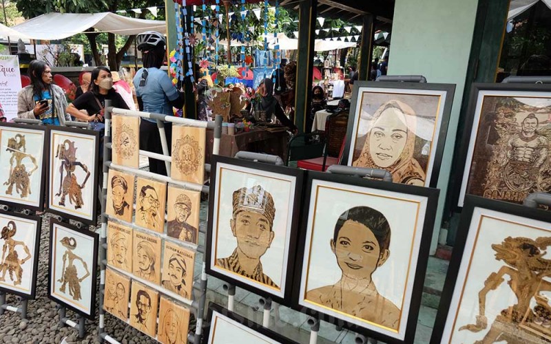 Pengunjung mengamati kerajinan seni pada pameran Usaha mikro kecil menengah (UMKM) bertajuk Solo Art Market (SAM) dikawasan pedestrian Ngarsopuro, Solo, Jawa Tengah, Minggu (26/6/2022). Pameran tersebut diharapkan sebagai sarana promosi untuk mengangkat potensi UMKM seni dari perajin dan komunitas kreatif di Solo guna memasarkan produknya. ANTARA FOTO/Maulana Surya