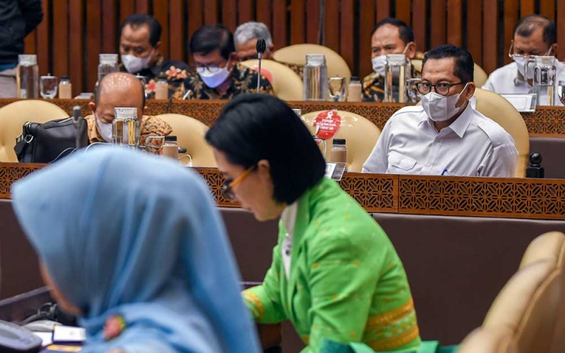 Direktur Utama Perum Bulog Budi Waseso mengikuti Rapat Dengar Pendapat (RDP) dengan Komisi IV DPR di Kompleks Parlemen, Senayan, Jakarta, Senin (27/6/2022). Rapat tersebut membahas anggaran penanganan Penyakit Mulut dan Kuku (PMK) sebesar Rp4,4 triliun serta persiapan Hari Raya Idul Adha. ANTARA FOTO/Galih Pradipta