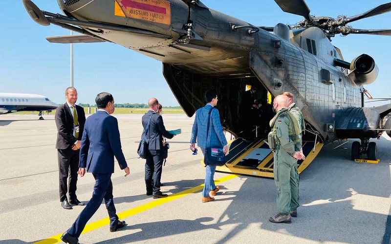 Presiden Joko Widodo (kedua kiri) bersiap menaiki helikopter militer tipe Sikorsky CH53Â untuk menghadiri Konferensi Tingkat Tinggi (KTT) G7 ke-48 di Munich, Jerman, Senin (27/6/2022).Â Presiden Jokowi terbang ke lokasi KTT di Schloss Elmau, Pegunungan Alpen Bavaria, Jerman dengan menggunakan helikopter militer tipe Sikorsky CH53 selama kurang lebih 30 menit penerbangan bersama Perdana Menteri India Narendra Modi. ANTARA FOTO/Biro Pers Setpres/Laily Rachev