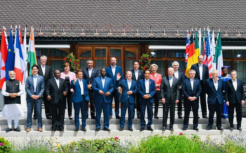 Presiden Joko Widodo (kelima kanan) bersama Kanselir Jerman Olaf Scholz (keenam kanan), Presiden Amerika Serikat Joe Biden (keempat kanan) dan sejumlah pemimpin negara melakukan sesi foto saat menghadiri Konferensi Tingkat Tinggi (KTT) G7 ke-48 di Schloss Elmau, Pegunungan Alpen Bavaria, Jerman (Senin (27/6/2022). ANTARA FOTO/Biro Pers Setpres/Laily Rachev
