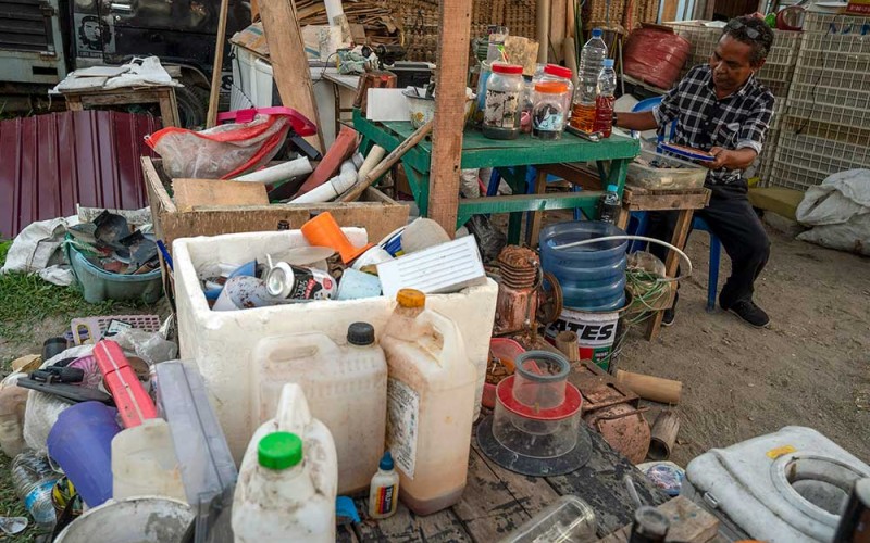 Pengelola Bank Sampah Navoe memformulasikan sampah plastik untuk memproduksi BBM di Kelurahan Taipa, Palu, Sulawesi Tengah, Senin (27/6/2022). Bank Sampah yang berdiri sejak 2019 atas inisiatif warga setempat itu kini telah memproduksi BBM jenis minyak tanah, bensin dan solar dari bahan baku sampah plastik rumah tangga dan laut yang dikumpulkan dari warga sekitar dan nelayan. ANTARA FOTO/Basri Marzuki