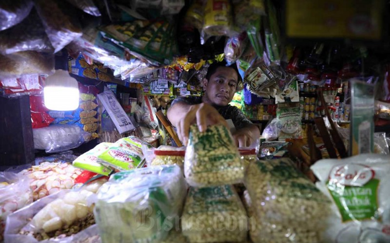 Pedagang menata barang dagangannya di salah satu pasar di Jakarta, Senin (27/6/2022). Bank Indonesia (BI) memproyeksikan inflasi pada Juni 2022 akan mencapai 0,43 persen secara bulanan (month-to-month/mtm). Bisnis/Eusebio Chrysnamurti