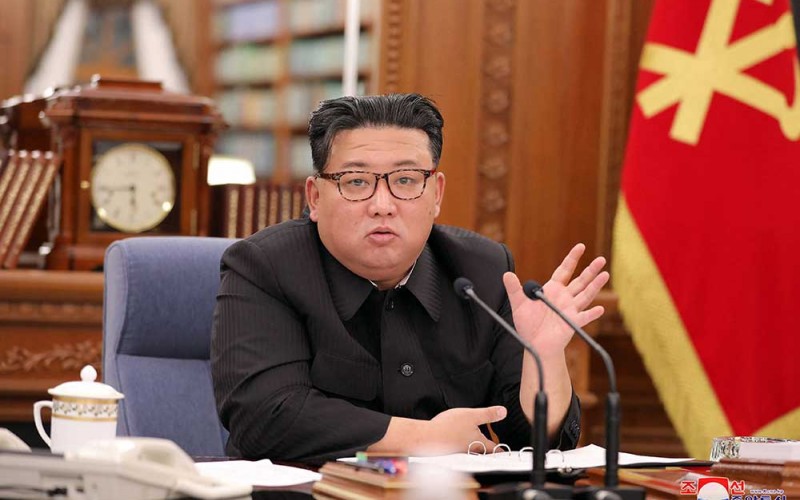 Pemimpin Korea Utara Kim Jong Un memimpin pertemuan Sekretariat Komite Sentral Partai Buruh Korea di Pyongyang, Korea Utara, Senin (27/6/2022). Reuters/KCNA