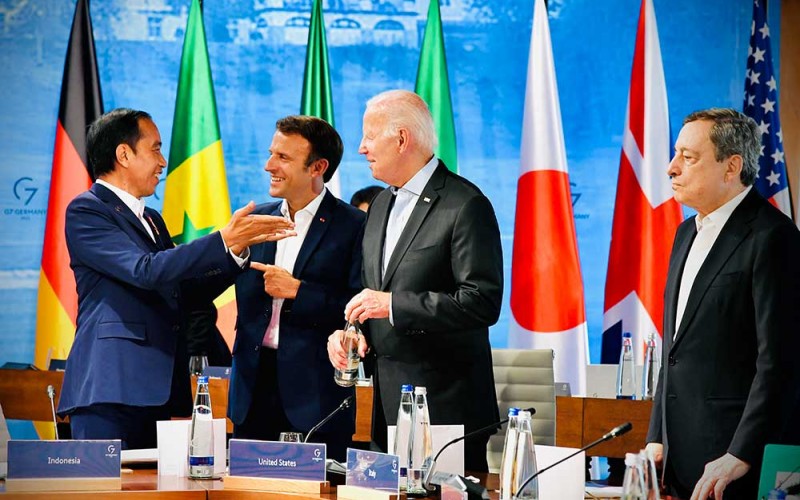 Presiden Joko Widodo (kiri) berbincang dengan Presiden Prancis Emmanuel Macron (kedua kiri) dan Presiden Amerika Serikat Joe Biden (kedua kanan) disaksikan Perdana Menteri Italia Mario Draghi saat Konferensi Tingkat Tinggi (KTT) G7 di Elmau, Jerman, Senin (27/6/2022). ANTARA FOTO/Biro Pers Setpres/Laily Rachev