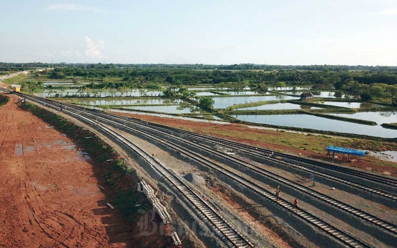 Suasana pembangunan rel dan infrastruktur kereta api Sulawesi Selatan dalam proses pembangunan di Kabupaten Maros, Sulawesi Selatan, Selasa (28/6/2022). Bisnis/Paulus Tandi Bone