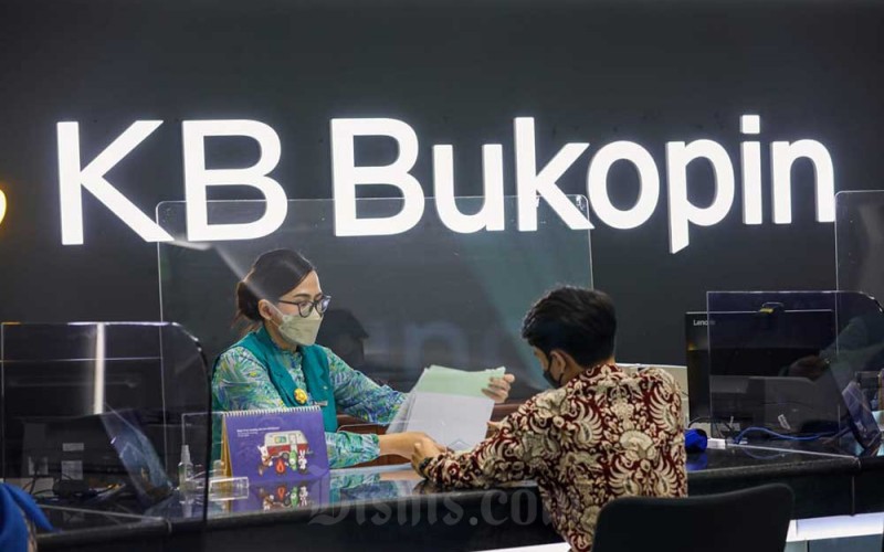 Karyawati melayani nasabah di kantor cabang PT Bank KB Bukopin Tbk (BBKP), Jakarta, Selasa (28/6/2022). Bank KB Bukopin  mendapatkan kucuran pinjaman dari International Finance Corporation (IFC) senilai total US$300 Juta atau setara Rp 4,41 Triliun. Bisnis/Abdurachman