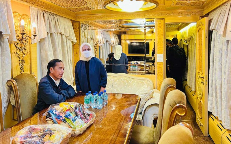 Presiden Joko Widodo didampingi Iriana Jokowi berada di kereta di Polandia. Jokowi menuju Kyiv, Ibukota Ukraina untuk bertemu dengan Presiden Volodymyr Zelensky.