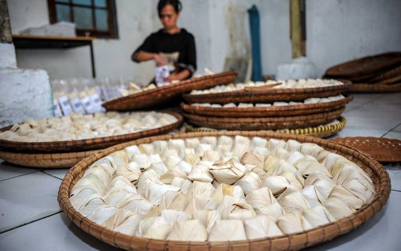 Pekerja mengemas makanan tradisional wajit di Cihampelas, Cililin, Kabupaten Bandung Barat, Jawa Barat, Rabu (29/6/2022). Pedagang menyatakan, pada akhir Juni 2022, penjualan Wajit Cililin mengalami kenaikan hingga 60 persen atau dapat menjual sembilan ton per bulan dibandingkan dengan tahun lalu yang hanya menjual tiga ton per bulan dampak dari COVID-19. ANTARA FOTO/Raisan Al Farisi