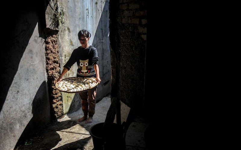 Pekerja membawa makanan tradisional wajit yang telah usai dikemas di Cihampelas, Cililin, Kabupaten Bandung Barat, Jawa Barat, Rabu (29/6/2022). Pedagang menyatakan, pada akhir Juni 2022, penjualan Wajit Cililin mengalami kenaikan hingga 60 persen atau dapat menjual sembilan ton per bulan dibandingkan dengan tahun lalu yang hanya menjual tiga ton per bulan dampak dari COVID-19. ANTARA FOTO/Raisan Al Farisi