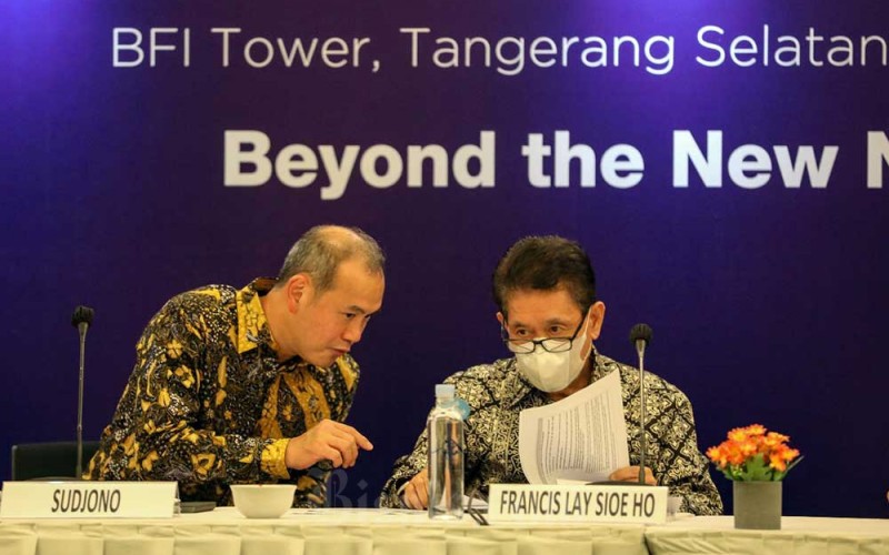 Presiden Direktur PT BFI Finance Indonesia Tbk. (BFIN) Francis Lay Sioe Ho (kanan) berbincang dengan Direktur Keuangan Sudjono (kiri) saat Rapat Umum Pemegang Saham Tahunan dan Luar Biasa (RUPST&LB) tahun buku 2021 di Tangerang Selatan, Banten, Rabu (29/6/2022). Bisnis/Eusebio Chrysnamurti
