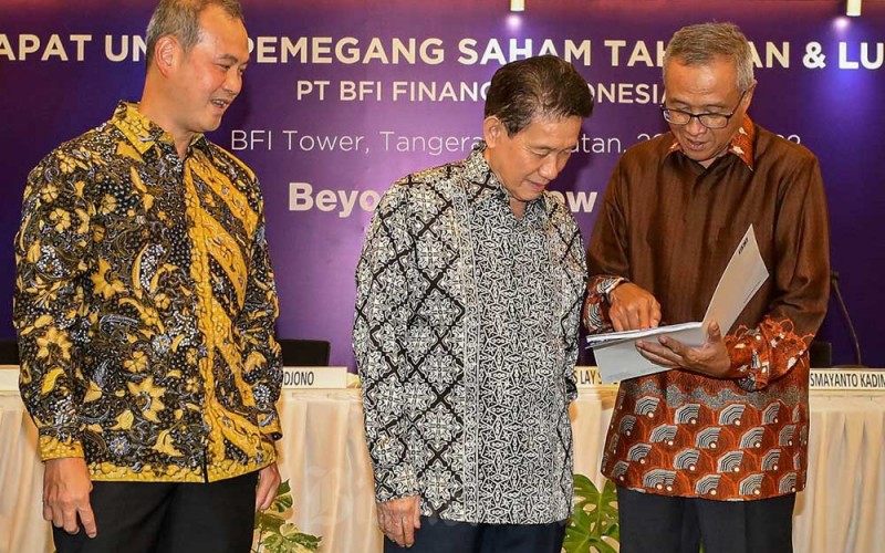 Presiden Direktur PT BFI Finance Indonesia Tbk. (BFIN) Francis Lay Sioe Ho (tengah) berbincang dengan Presiden Komisaris Kusmayanto Kadiman (kanan) dan Direktur Keuangan Sudjono (kiri) sebelum memulai Rapat Umum Pemegang Saham Tahunan dan Luar Biasa (RUPST&LB) tahun buku 2021 di Tangerang Selatan, Banten, Rabu (29/6/2022). Bisnis/Eusebio Chrysnamurti