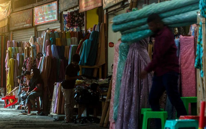 Pedagang merapikan produk tekstil yang dijual di Kampung Wisata Kreatif Tekstil Cigondewah, Bandung, Jawa Barat, Rabu (29/6/2022). Pemerintah Kota Bandung mereaktivasi kampung wisata kreatif yang khusus memasarkan berbagai kain dan bahan tekstil tersebut guna meningkatkan serta memulihkan geliat ekonomi, pariwisata dan budaya di kota Bandung. ANTARA FOTO/Novrian Arbi