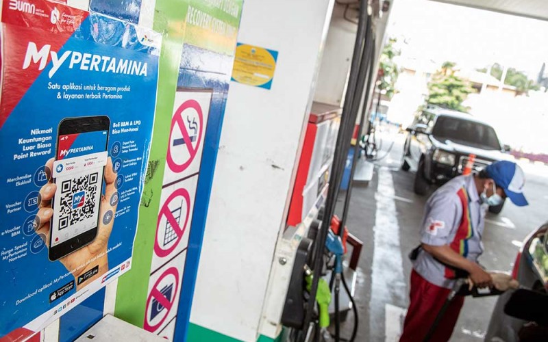 Petugas melakukan pengisian bahan bakar pertalite di SPBU Pertamina Abdul Muis, Jakarta, Rabu (29/6/2022). PT Pertamina (Persero) melalui anak usahanya, PT Pertamina Patra Niaga, akan melakukan uji coba pembelian bahan bakar minyak (BBM) subsidi, Pertalite dan Solar, secara terbatas bagi pengguna yang sudah terdaftar pada sistem MyPertamina, mulai 1 Juli mendatang. ANTARA FOTO/Muhammad Adimaja