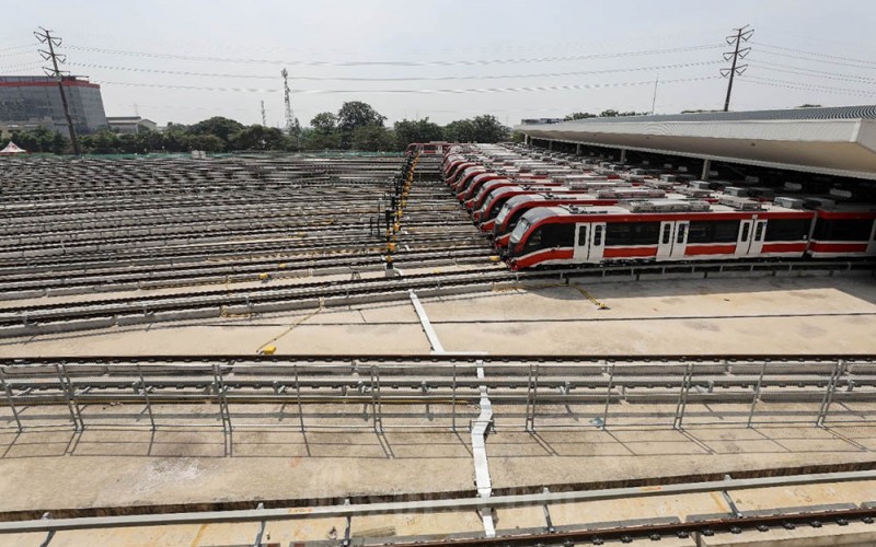 Rangkaian kereta Light Rail Transit (LRT) terparkir di Depo LRT Jatimulya, Bekasi, Jawa Barat, Jumat (1/7/2022). Kementerian Perhubungan (Kemenhub) memperkirakan soft launching atau uji coba moda Light Rail Transit (LRT) Jabodebek baru akan dimulai pada akhir Desember 2022. Bisnis/Eusebio Chrysnamurti