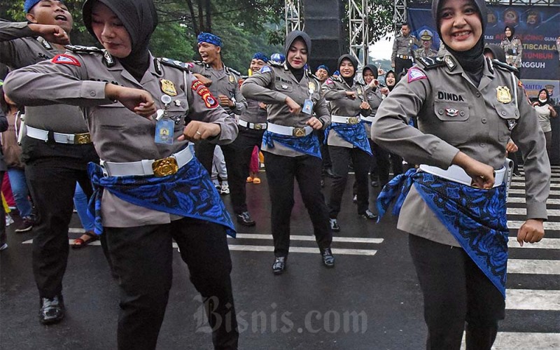  Sejumlah anggota Polisi berbaur dengan warga saat mengikuti senam irama di kawasan Hari Bebas Berkendaraan di Alun-alun Serang, Banten, Minggu (3/7/2022). Kegiatan yang juga untuk memeriahkan HUT ke-76 Bhayangkara itu diisi dengan senam bersama dan membagikan 55 bingkisan yang berisi aneka cenderamata serta pelindung keselamatan berlalu lintas. ANTARA FOTO/Asep Fathulrahman