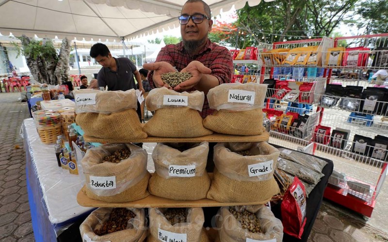 Warga memperlihatkan berbagai jenis kopi arabika dan robusta kualitas terbaik pada festival kopi gemilang di Banda Aceh, Aceh, Minggu (3/7/2022). Festival kopi yang diselenggarakan hingga 5 Juli mendatang sebagai upaya membangkitkan kembali UMKM dam pariwisata Aceh yang terpuruk akibat pandemi Covid-19. ANTARA FOTO / Irwansyah Putra