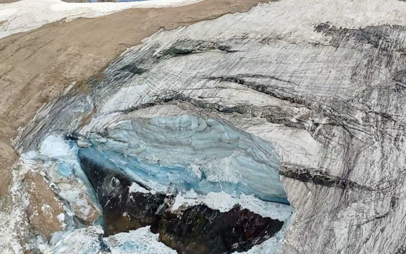 Sebuah gletser es runtuh di Pegunungan Alpen Italia, Minggu (3/7/2022). Runtuhnya glaster es tersebut menewaskan sedikitnya enam pejalan kaki dan melukai sembilan orang lainnya. Reuters