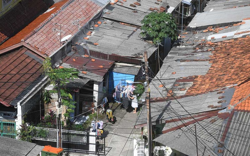 Warga menjemur pakaian di kawasan padat penduduk di Jakarta, Senin (4/7/2022). Pemprov DKI Jakarta membebaskan Pajak Bumi dan Bangunan Perdesaan dan Perkotaan (PBB-P2) untuk rumah warga Ibu Kota dengan Nilai Jual Objek Pajak (NJOP) di bawah Rp2 Miliar. ANTARA FOTO/Akbar Nugroho Gumay