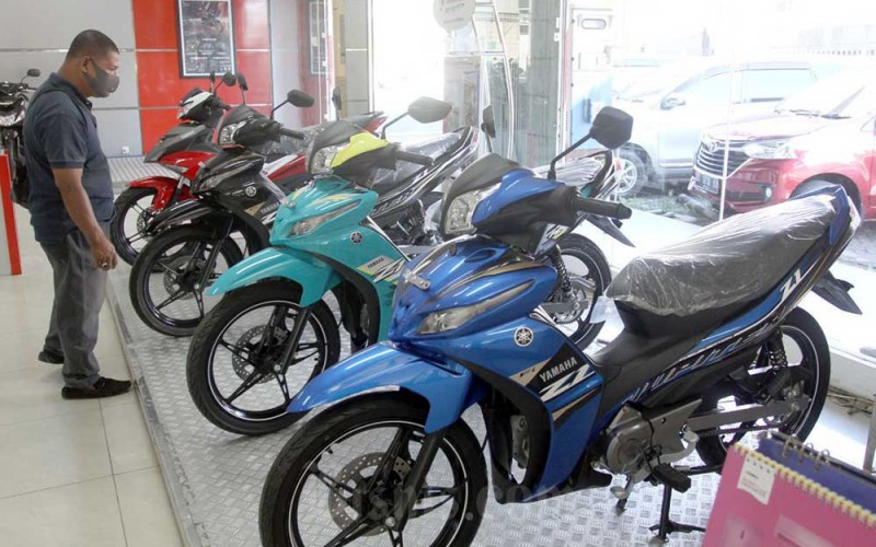 Calon pembeli melhat sepeda motor di dealer Yamaha Suracojaya Abadimotor di Makassar, Sulawesi Selatan, Selasa (5/7/2022). Pada dua bulan terakhir Mei dan Juni Suracojaya Abadimotor mencatatkan penjualan sepeda motor Yamaha di wilayah Sulawesi Selatan dan Sulawesi Barat sebanyak 19.246 unit yang didomnasi tipe Nmax. Bisnis/Paulus Tandi Bone