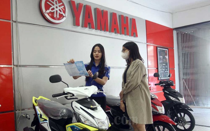 Tenaga pemasaran menjelaskan spesifikasi sepeda motor Yamaha kepada calon pembeli di dealer Yamaha Suracojaya Abadimotor di Makassar, Sulawesi Selatan, Selasa (5/7/2022). Pada dua bulan terakhir Mei dan Juni Suracojaya Abadimotor mencatatkan penjualan sepeda motor Yamaha di wilayah Sulawesi Selatan dan Sulawesi Barat sebanyak 19.246 unit yang didomnasi tipe Nmax. Bisnis/Paulus Tandi Bone