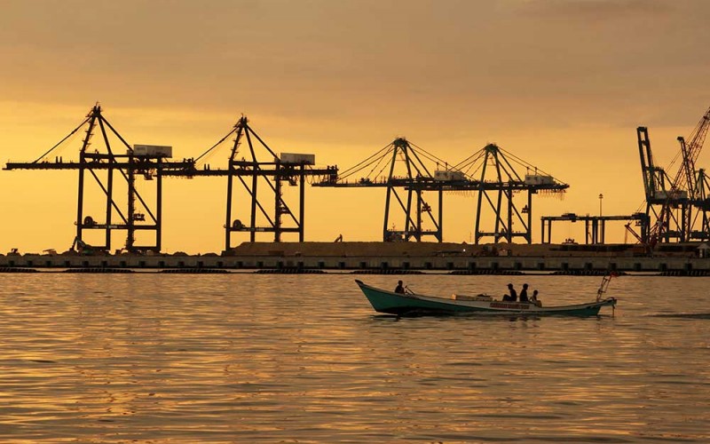 Nelayan menaiki perahu di dekat proyek pembangunan Makassar New Port (MNP) di Makassar, Sulawesi Selatan, Selasa (5/7/2022). PT Pelabuhan Indonesia (Persero) menargetkan proyek strategis nasional tersebut dapat beroperasi secara penuh pada pertengahan tahun 2023. ANTARA FOTO/Arnas Padda