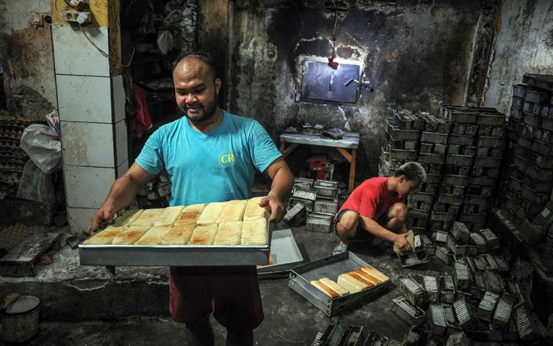 Pekerja menyelesaikan pembuatan roti di Pabrik Roti Cari Rasa, Kosambi, Bandung, Jawa Barat, Rabu (6/7/2022). Pabrik roti Cari Rasa merupakan salah satu pabrik roti tertua di Kota Bandung yang berdiri sejak tahun 1960 dan mampu memproduksi sekitar 3.300 roti tawar per hari yang dijual dengan harga Rp5.000 hingga Rp12.000 per buah. ANTARA FOTO/Raisan Al Farisi