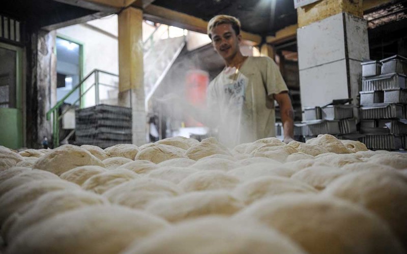 Pekerja menyelesaikan pembuatan roti di Pabrik Roti Cari Rasa, Kosambi, Bandung, Jawa Barat, Rabu (6/7/2022). Pabrik roti Cari Rasa merupakan salah satu pabrik roti tertua di Kota Bandung yang berdiri sejak tahun 1960 dan mampu memproduksi sekitar 3.300 roti tawar per hari yang dijual dengan harga Rp5.000 hingga Rp12.000 per buah. ANTARA FOTO/Raisan Al Farisi