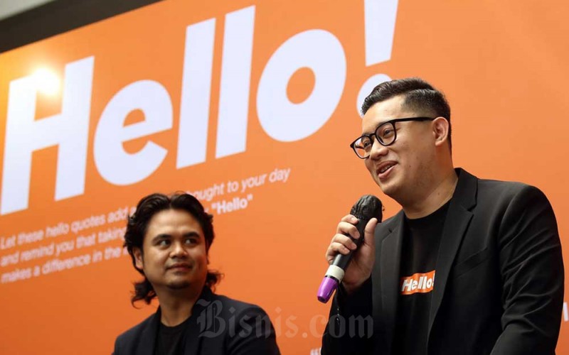 CEO PT TNT Grup Indonesia Aga Steven Widjajadi (kanan) dan Founder Lassi Juice Hafizuddin Razak memberikan pemaparan pada konferensi pers peluncuran brand e-liquid (rokok elektronik) Hello! di Bandung, Jawa Barat, Rabu (6/7/2022). Bisnis/Rachman