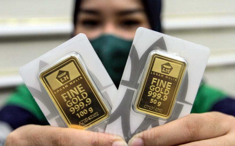 Karyawan menunjukkan emas batangan di Galeri 24 Pegadaian, Jakarta, Rabu (6/7/2022). Berdasarkan informasi yang ada pada laman resmi Pegadaian, harga emas 24 karat UBS ukuran terkecil yakni 0,5 gram dijual seharga Rp520.000, turun Rp1.000 dari posisi Selasa (5/7/2022). Sementara untuk emas 24 karat cetakan Antam ukuran 0,5 gram hari ini tetap dibanderol seharga Rp564.000. Bisnis/Fanny Kusumawardhani