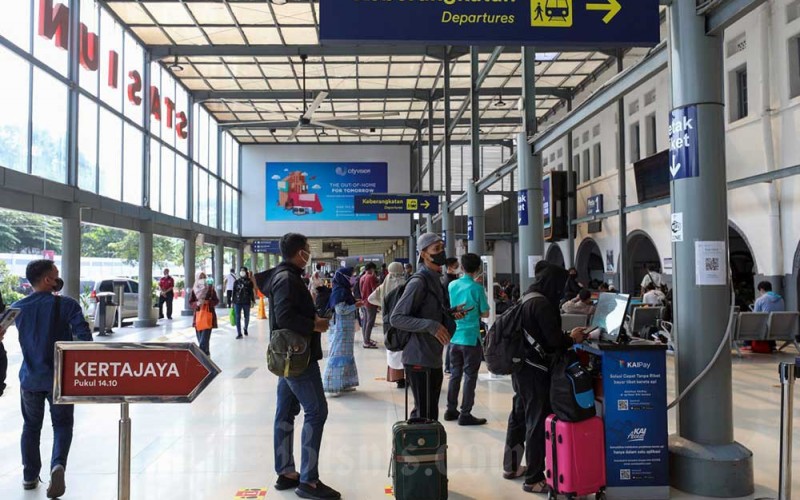 Calon penumpang menunggu kedatangan kereta di Stasiun Pasar Senen, Jakarta, Rabu (6/7/2022). Kementerian Perhubungan (Kemenhub) tengah mengkaji penerapan vaksin booster sebagai syarat perjalanan bersama dengan pemangku kepentingan di sektor transportasi. Kebijakan tersebut rencananya akan diikuti dengan pelaksanaan vaksinasi di berbagai tempat seperti bandara, terminal, stasiun dan pelabuhan. Bisnis/Suselo Jati