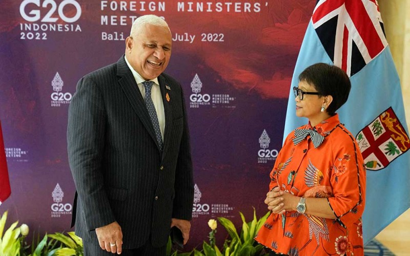 Menteri Luar Negeri Retno Marsudi (kanan) dan Menlu Fiji Josaia Voreqe Bainimarama melakukan bilateral sebelum pelaksanaan Pertemuan Menteri Luar Negeri G20 di Bali, Kamis (7/7/2022). Dita Alangkara/Pool via REUTERS