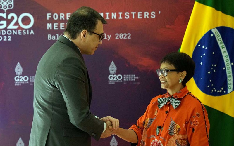 Menteri Luar Negeri Retno Marsudi (kanan) dan Menlu Brazil Carlos Franca melakukan bilateral sebelum pelaksanaan Pertemuan Menteri Luar Negeri G20 di Bali, Kamis (7/7/2022). Dita Alangkara/Pool via REUTERS