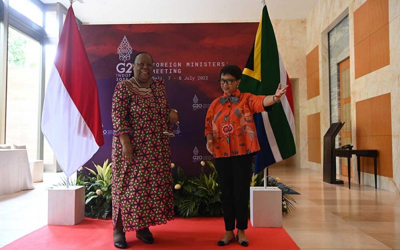 Menteri Luar Negeri Retno Marsudi (kanan) menyambut kedatangan Menteri Hubungan dan Kerja Sama Internasional Afrika Selatan Naledi Pandor untuk bilateral sebelum pelaksanaan pertemuan Menteri Luar Negeri G20 di Bali, Kamis (7/7/2022). ANTARA FOTO//POOL/Sigid Kurniawan