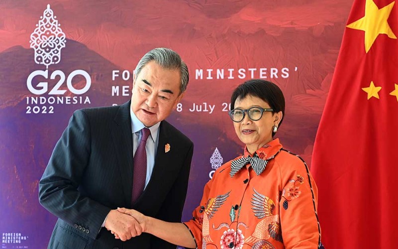 Menteri Luar Negeri Retno Marsudi (kanan) berjabat tangan dengan Menteri Luar Negeri China Wang Yi sebelum bilateral jelang pelaksanaan Pertemuan Menteri Luar Negeri G20 di Bali, Kamis (7/7/2022). ANTARA FOTO/POOL/Sigid Kurniawan
