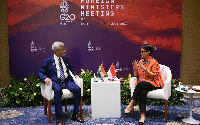 Menteri Luar Negeri Retno Marsudi (kanan) dan Menteri Luar Negeri India Subrahmanyam Jaishankar melakukan pertemuan bilateral sebelum pelaksanaan pertemuan Menteri Luar Negeri G20 di Bali, Kamis (7/7/2022). ANTARA FOTO/POOL/Sigid Kurniawan