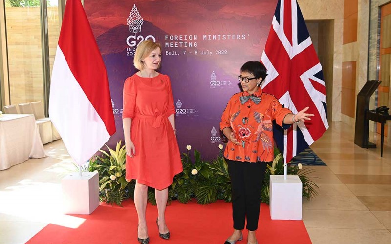 Menteri Luar Negeri Retno Marsudi (kanan) menyambut kedatangan Menteri Luar Negeri Inggris Elizabeth Truss untuk bilateral sebelum pelaksanaan Pertemuan Menteri Luar Negeri G20 di Bali, Kamis (7/7/2022). ANTARA FOTO/POOL/Sigid Kurniawan
