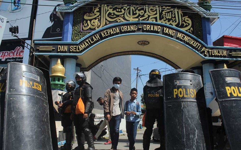 Polisi berjaga di depan gerbang Pondok Pesantren Shiddiqiyyah Ploso saat proses upaya penangkapan Moch Subchi Azal Tsani (MSAT) di Jombang, Jawa Timur, Kamis (7/7/2022). Dalam proses tersebut, polisi mengamankan puluhan orang yang menghalangi upaya jemput paksa MSAT. ANTARA FOTO/Syaiful Arif