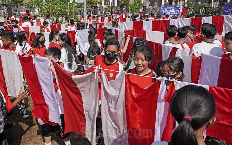 Sejumlah pelajar melakukan hormat bendera saat pencucian bendera merah putih masal di kompleks SMK Bhumi Phala Parakan Temanggung, Jawa Tengah, Kamis (4/8/2022). Sedikitnya 3.400 pelajar SD, SMP dan SMA dari sejumlah sekolah mengikuti acara mencuci bendera merah putih massal untuk menyambut HUT ke-77 Kemerdekaan RI sekaligus untuk menumbuhkan nasionalisme dan cinta NKRI. ANTARA FOTO/Anis Efizudin