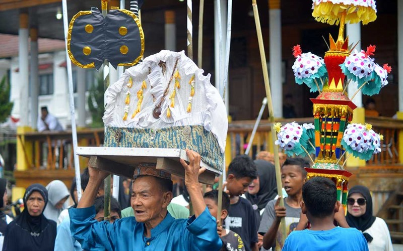 Sejumlah warga Nagari Subarang berarak-arakan dengan membawa "panja" saat mengikuti prosesi "Maatam" di Rumah Tabuik Subarang, Pariaman, Sumatera Barat, Jumat (05/8/2022). "Maatam" merupakan prosesi ketiga Festival Pesona Budaya Hoyak Tabuik Pariaman 2022 sebagai ungkapan kesedihan karena kematian cucu Nabi Muhammad SAW yang bernama Hasan dan Husein. ANTARA FOTO/Iggoy el Fitra