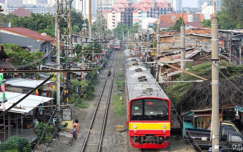 Kereta Rel Listrik (KRL) melintas di Jakarta, Minggu (7/8/2022). Kementerian Perhubungan (Kemenhub) menargetkan headway atau waktu tunggu KRL Commuter Line menjadi 3 menit pada 2025. Hal tersebut dilakukan untuk meningkatkan kualitas prasarana. Bisnis/Suselo Jati