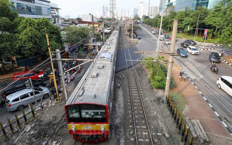 Kereta Rel Listrik (KRL) melintas di Jakarta, Minggu (7/8/2022). Kementerian Perhubungan (Kemenhub) menargetkan headway atau waktu tunggu KRL Commuter Line menjadi 3 menit pada 2025. Hal tersebut dilakukan untuk meningkatkan kualitas prasarana. Bisnis/Suselo Jati