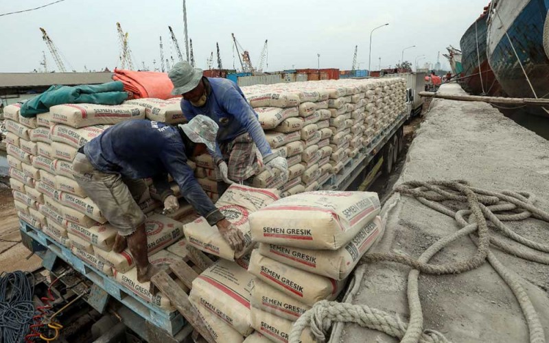 Pekerja melakukan aktivitas bongkar muat semen di Pelabuhan Sunda Kelapa, Jakarta, Senin (8/8/2022). Berdasarkan data Asosiasi Semen Indonesia (ASI), pertumbuhan penjualan domestik mencapai 1,24 persen hingga Juni 2022 menjadi 29,36 juta ton. Bisnis/Eusebio Chrysnamurti