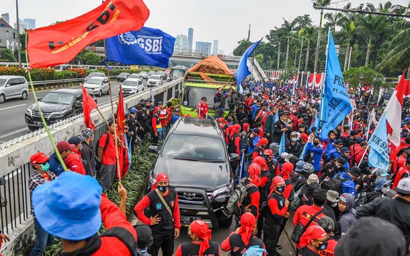 Sejumlah buruh mengikuti aksi unjuk rasa di depan gedung DPR, Jakarta, Rabu (10/8/2022). Dalam aksi tersebut mnereka menuntut agar pemerintah menghapus Omnibus law. ANTARA FOTO/Galih Pradipta