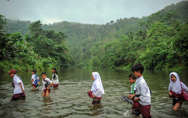 Sejumlah siswa menyeberangi Sungai Ciujung untuk sekolah di Desa Sukaluyu, Cikadu, Cianjur Selatan, Kabupaten Cianjur, Jawa Barat, Rabu (10/8/2022). Sejak tahun 2018, ratusan siswa dari Desa Karyabakti terpaksa harus menerjang Sungai Ciujung untuk sekolah di SDN Padawaras Desa Sukaluyu karena tidak ada akses jalan lain untuk menuju sekolah mereka. ANTARA FOTO/Raisan Al Farisi
