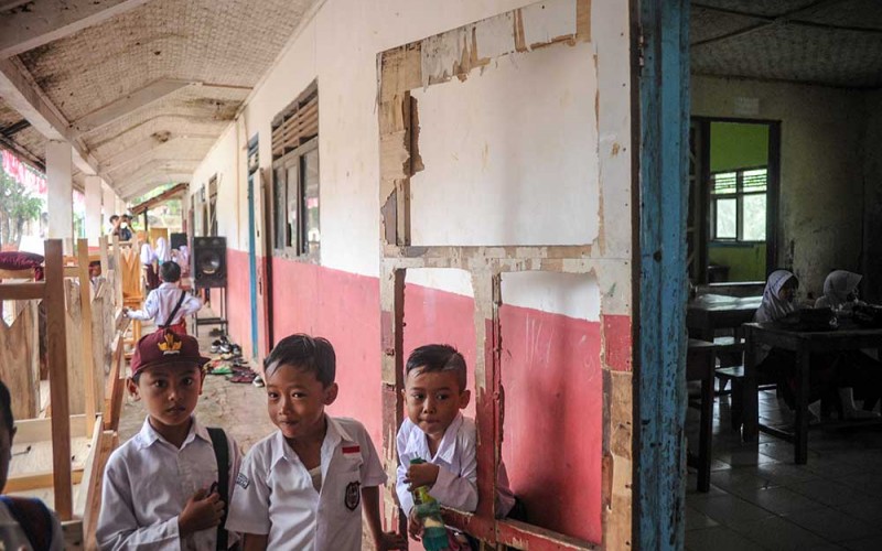 Sejumlah siswa bermain di teras sekolah di SDN Padawaras, Desa Sukaluyu, Cikadu, Cianjur Selatan, Kabupaten Cianjur, Jawa Barat, Rabu (10/8/2022). Sejumlah fasilitas sekolah SDN Padawaras seperti tembok, plafon, jendela, dan atap mengalami kerusakan akibat pergeseran tanah dan kerusakan yang terjadi sejak 2005 tersebut hingga kini belum diperbaiki karena minimnya dana perbaikan. ANTARA FOTO/Raisan Al Farisi