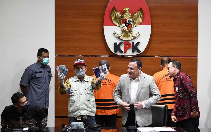 Penyidik KPK menunjukkan barang bukti disaksikan Ketua KPK Firli Bahuri (kedua kanan) didampingi Plt Juru Bicara KPK Ali Fikri (kanan) dan Direktur Penyidikan KPK Asep Guntur Rahayu (kiri) di Gedung Merah Putih KPK, Jakarta, Jumat (12/8/2022). Dari hasil kegiatan tangkap tangan pada Kamis 11 Agustus 2022, KPK menetapkan enam orang tersangka diantaranya Bupati Pemalang Mukti Agung Wibowo terkait kasus jual beli jabatan di Kabupaten Pemalang Jawa Tengah 2021-2022 dengan barang bukti uang tunai Rp136 juta, tabungan berisi Rp4 miliar, slip setoran bank Rp680 juta, serta kartu atm. ANTARA FOTO/Sigid Kurniawan