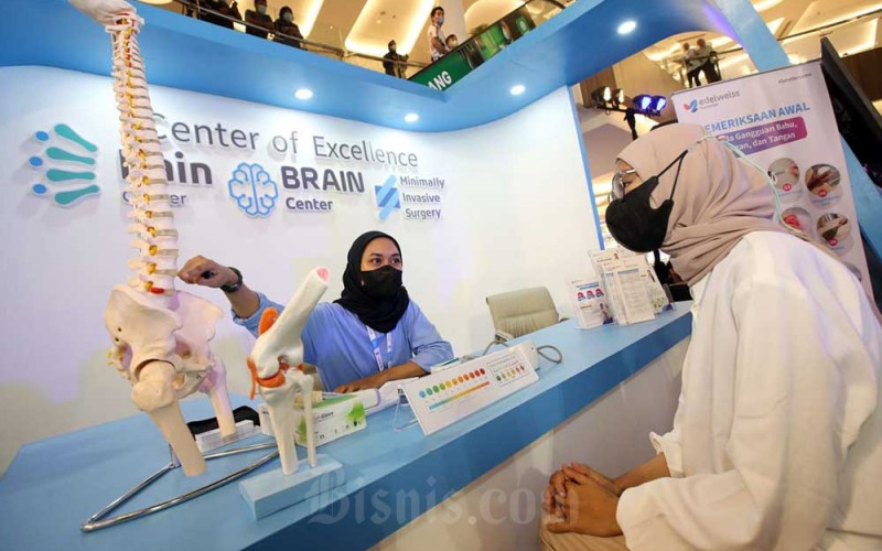 Tenaga medis melayani konsultasi pengunjung di  Center of Excellence (COE) Pain & Brain usai diluncurkan di sela-sela Edelweiss Health Festival di Trans Studio Mall Bandung, Jawa Barat, Sabtu (14/8/2022). Bisnis/Rachman