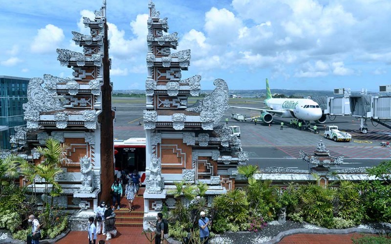 Penumpang pesawat udara tiba di Terminal Domestik Bandara Internasional I Gusti Ngurah Rai, Badung, Bali, Minggu (14/8/2022). Pengelola Bandara Bali mencatat telah melayani 5.612.777 orang penumpang pada periode Januari-Juli 2022 atau meningkat sekitar 220 persen jika dibandingkan dengan periode yang sama tahun 2021 sebanyak 1,7 juta penumpang. ANTARA FOTO/Fikri Yusuf
