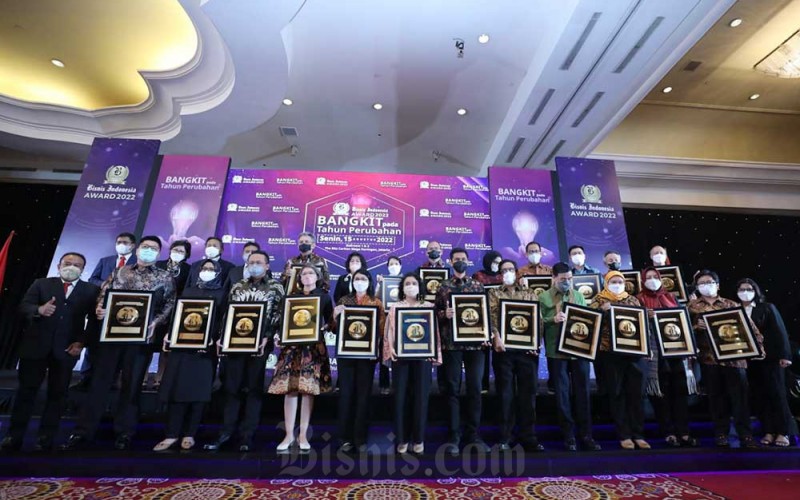 Jajaran Komisaris dan Direksi Bisnis Indonesia Group berfoto bersama para penerima penghargaan Bisnis Indonesia Award (BIA) 2022 Kategori Emiten di Jakarta, Senin (15/8/2022). Bisnis/Arief Hermawan P